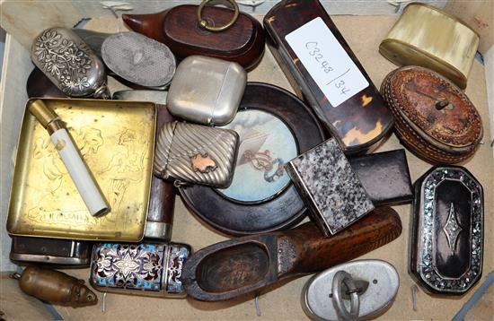 A quantity of assorted snuff boxes and vesta cases